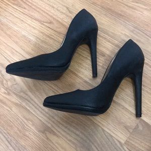 Black Pointed Pumps